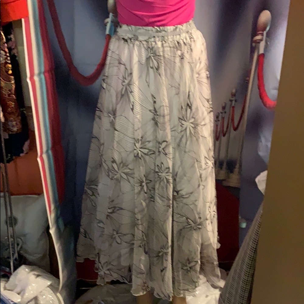 NWT Womens med skirt lined with floral design